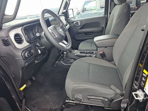 Used 2025 Jeep Wrangler Unlimited Sahara image 4