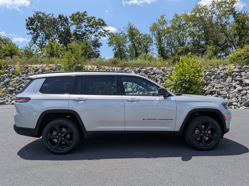New 2025 Jeep Grand Cherokee L Limited w/ Luxury Tech Group II image 4