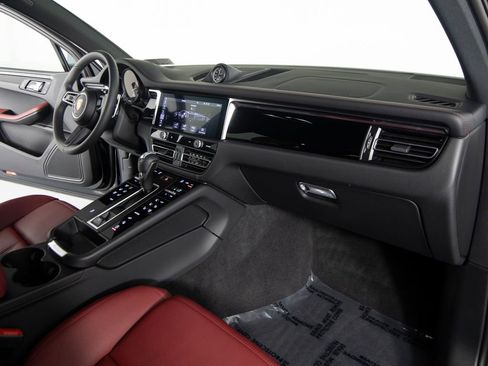 Certified 2025 Porsche Macan image 28