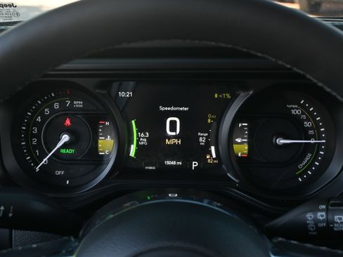 Used 2025 Jeep Wrangler Unlimited Sahara AWD/4WD image 20