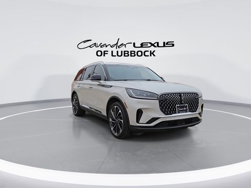 Used 2025 Lincoln Aviator Reserve w/ Luxury Package image 3