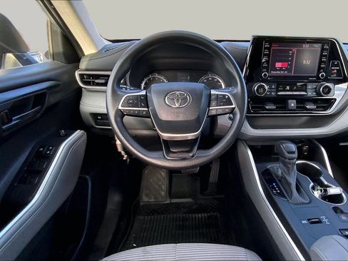 Used 2022 Toyota Highlander L FWD image 6