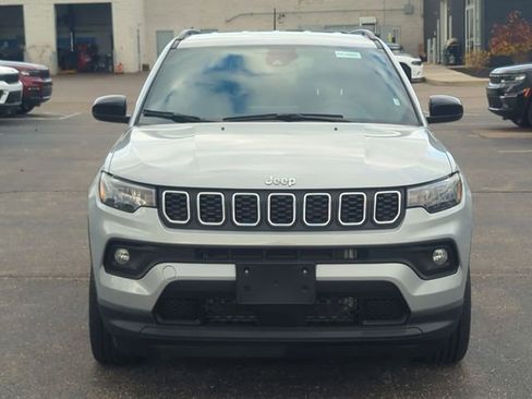 Used 2024 Jeep Compass Latitude AWD/4WD image 8