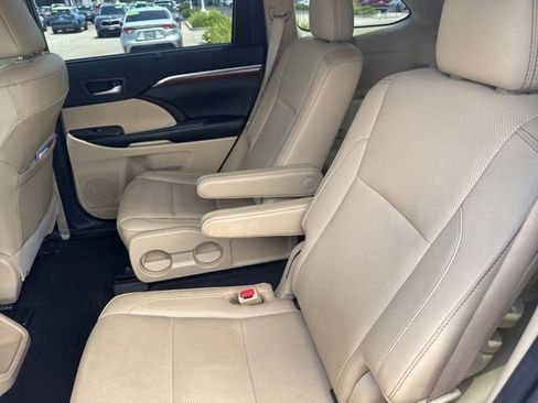 Used 2019 Toyota Highlander Limited Platinum w/ Carpet Mat Package (TMS) AWD/4WD image 13