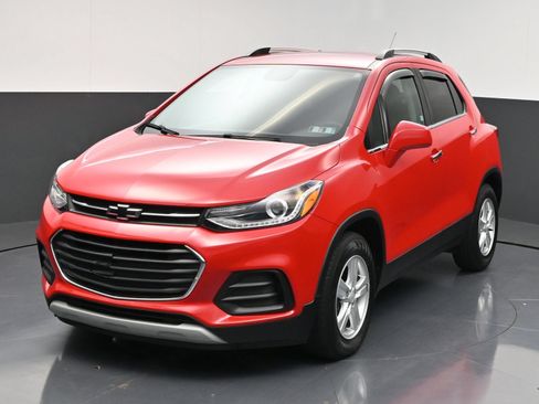 Used 2020 Chevrolet Trax LT w/ LT Convenience Package FWD image 3
