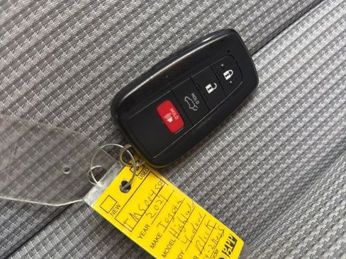 Used 2021 Toyota Highlander LE image 28