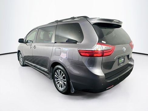 Used 2020 Toyota Sienna XLE w/ XLE Navigation Package FWD image 5