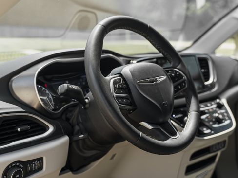 Used 2024 Chrysler Pacifica Touring-L FWD image 9