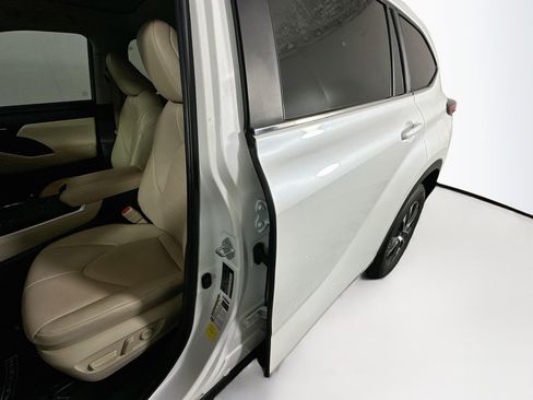 Used 2023 Toyota Highlander XLE FWD image 12
