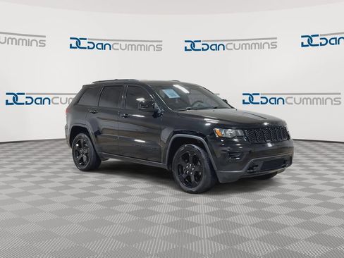 Used 2018 Jeep Grand Cherokee Laredo AWD/4WD image 2