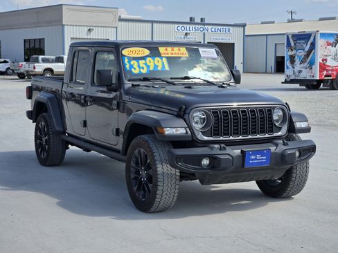 Used 2025 Jeep Gladiator Sport AWD/4WD image 3