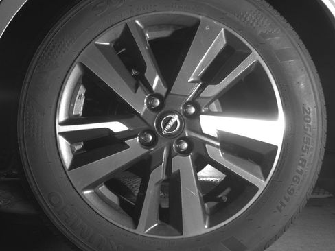 Used 2025 Nissan Versa SV FWD image 14