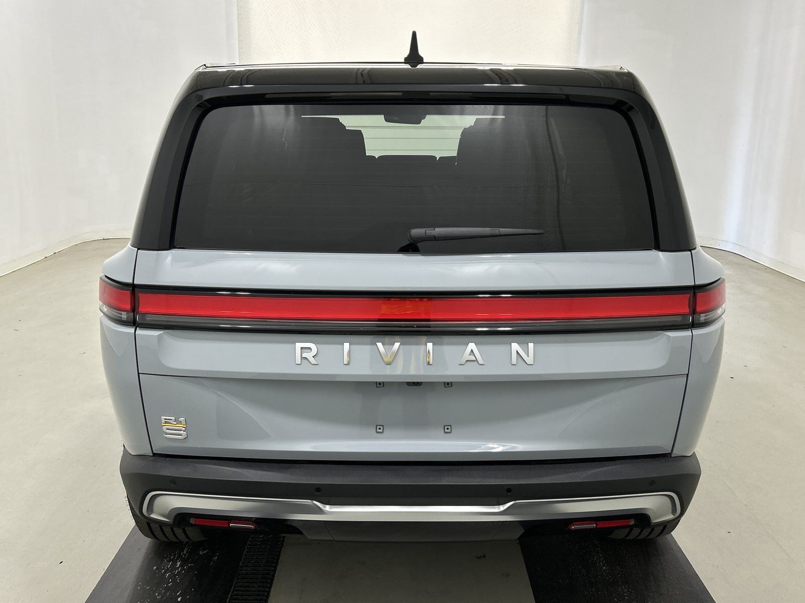 Used 2023 Rivian R1S Adventure Quad AWD/4WD image 4