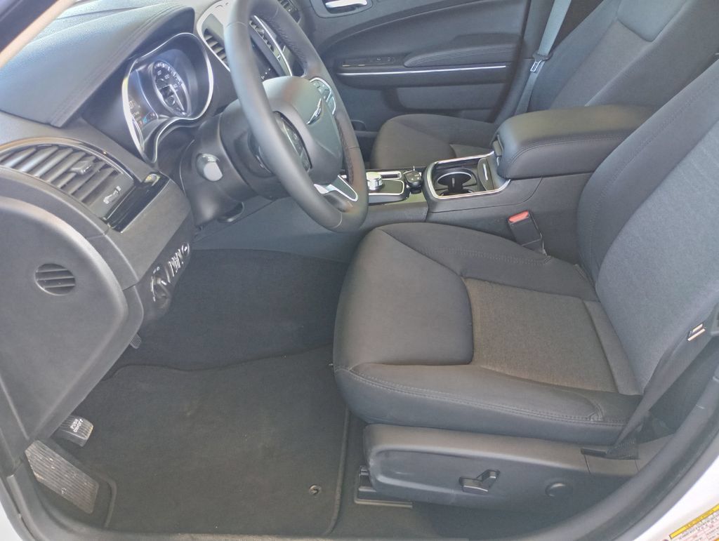 Used 2023 Chrysler 300 Touring RWD image 9