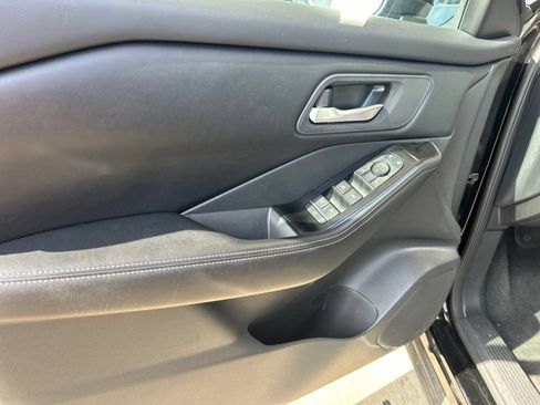 Used 2025 Nissan Rogue SV AWD/4WD image 18
