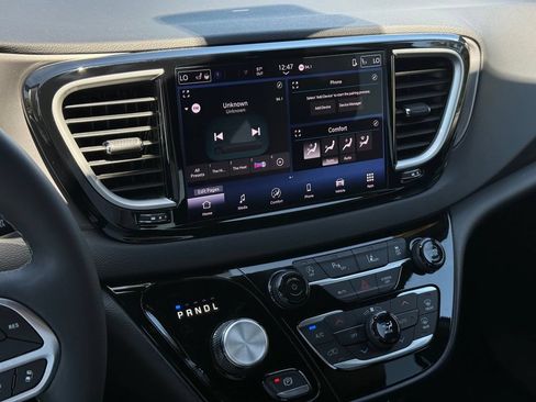 Used 2025 Chrysler Pacifica Select FWD image 14