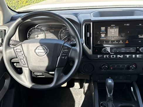 Used 2025 Nissan Frontier SV image 11