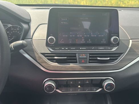 Used 2025 Nissan Altima 2.5 SV FWD image 13