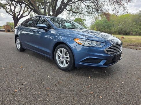 Used 2018 Ford Fusion SE w/ Fusion SE Technology Package image 2