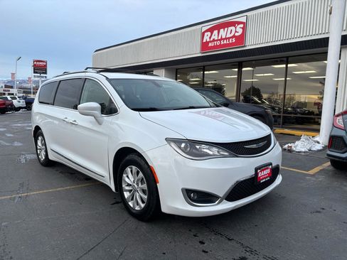 Used 2019 Chrysler Pacifica Touring-L image 2
