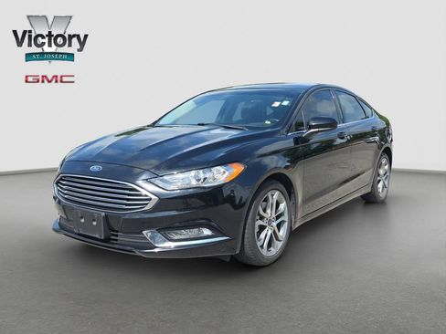 Used 2018 Ford Fusion SE w/ Equipment Group 201A FWD image 3