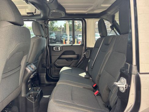 Used 2025 Jeep Wrangler Sahara image 25