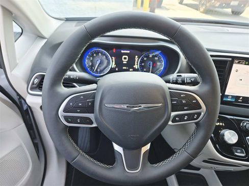 Used 2024 Chrysler Pacifica Touring-L image 20