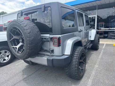 Used 2018 Jeep Wrangler Unlimited Sahara AWD/4WD image 7
