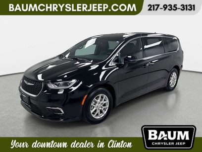 Used 2025 Chrysler Pacifica Select
