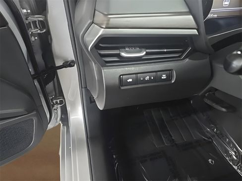 Used 2024 Nissan Altima 2.5 SV image 11