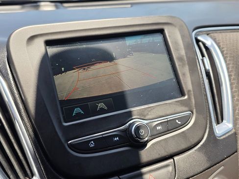 Used 2018 Chevrolet Malibu Hybrid FWD image 34