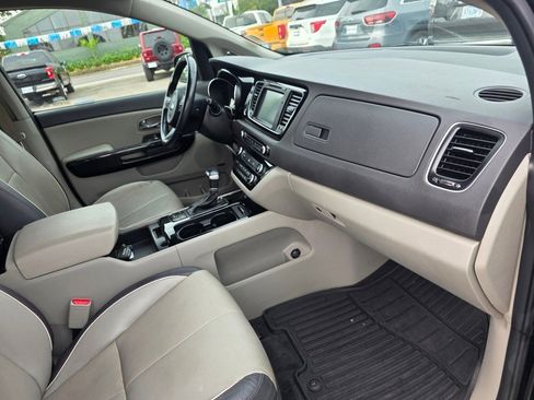 Used 2018 Kia Sedona SX image 26