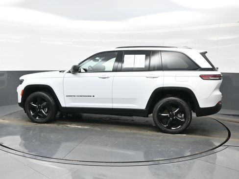 Used 2023 Jeep Grand Cherokee Altitude image 3