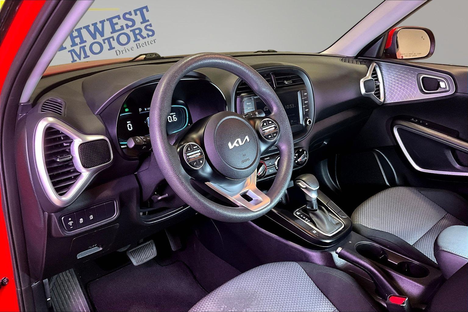 Used 2025 Kia Soul LX w/ LX Technology Package FWD image 17
