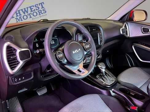 Used 2025 Kia Soul LX w/ LX Technology Package FWD image 17