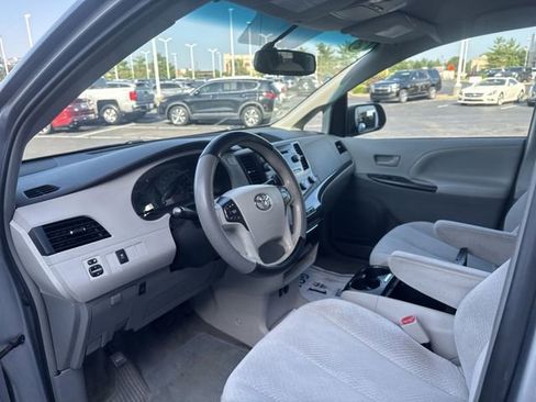 Used 2012 Toyota Sienna LE FWD image 9