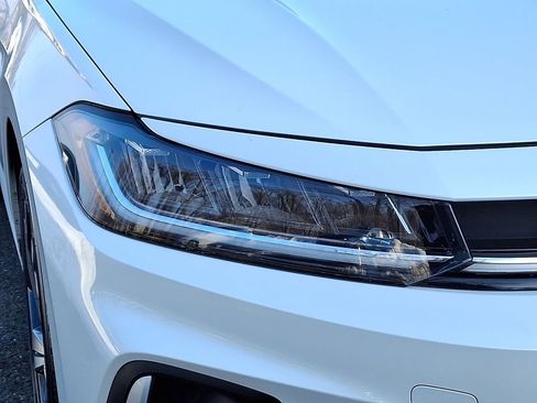 Certified 2025 Volkswagen Jetta SEL image 9