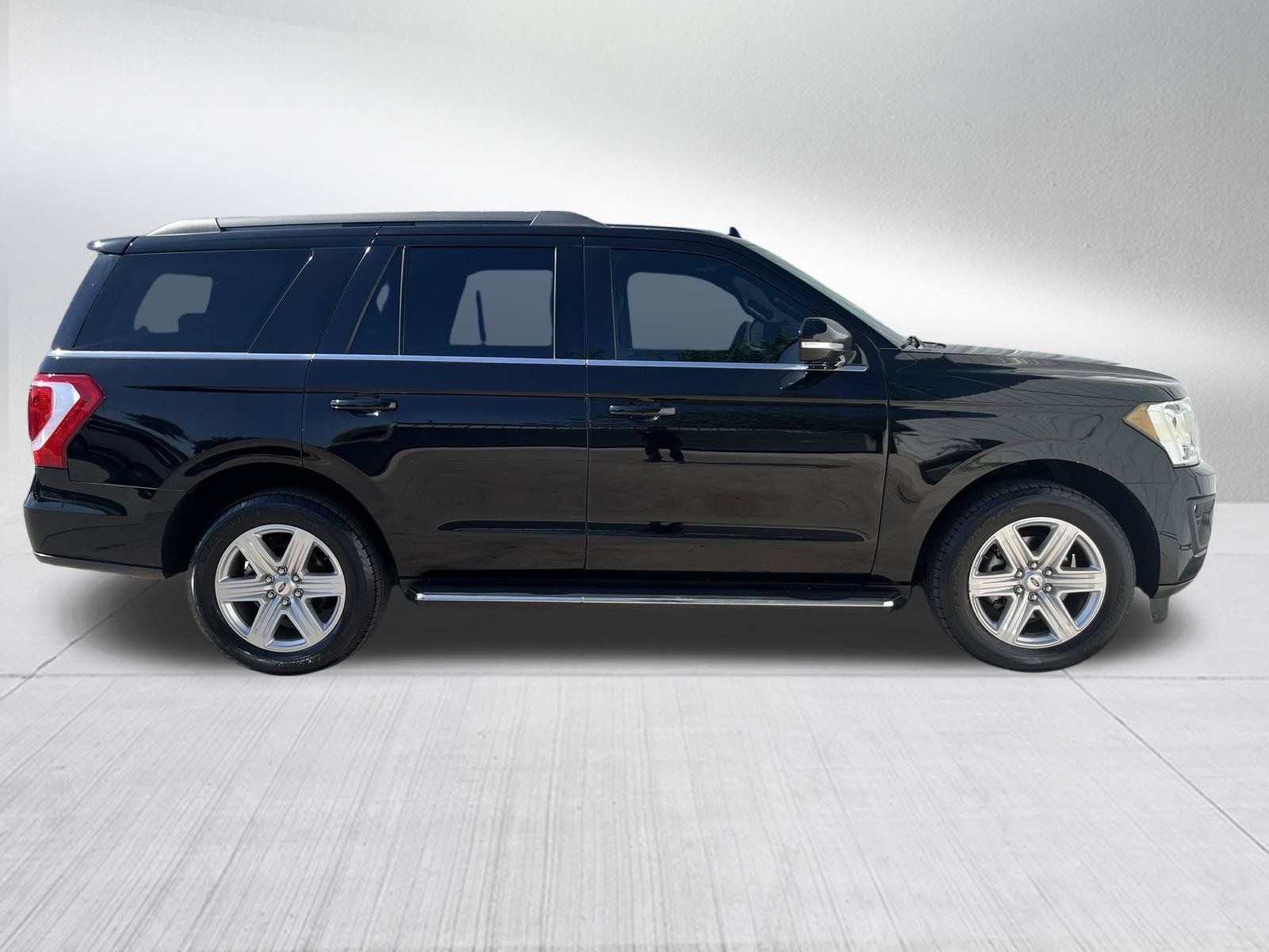 Used 2018 Ford Expedition XLT w/ Equipment Group 202A RWD image 5