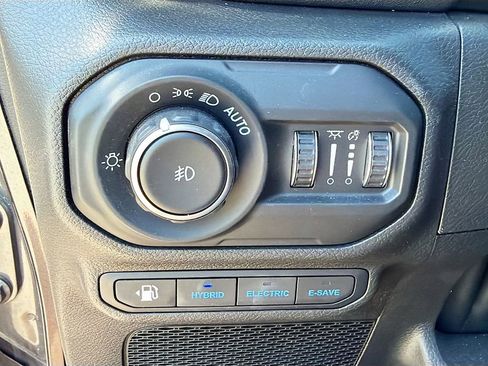 Used 2022 Jeep Wrangler Unlimited Sahara w/ Cold Weather Group AWD/4WD image 23