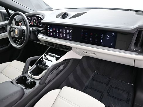 Certified 2024 Porsche Cayenne Coupe AWD/4WD image 28