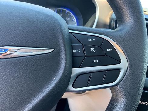 Used 2018 Chrysler Pacifica Touring Plus w/ Tire & Wheel Group FWD image 25