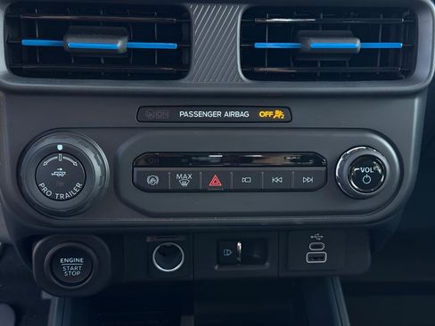 Used 2025 Ford Maverick Lobo AWD/4WD image 31