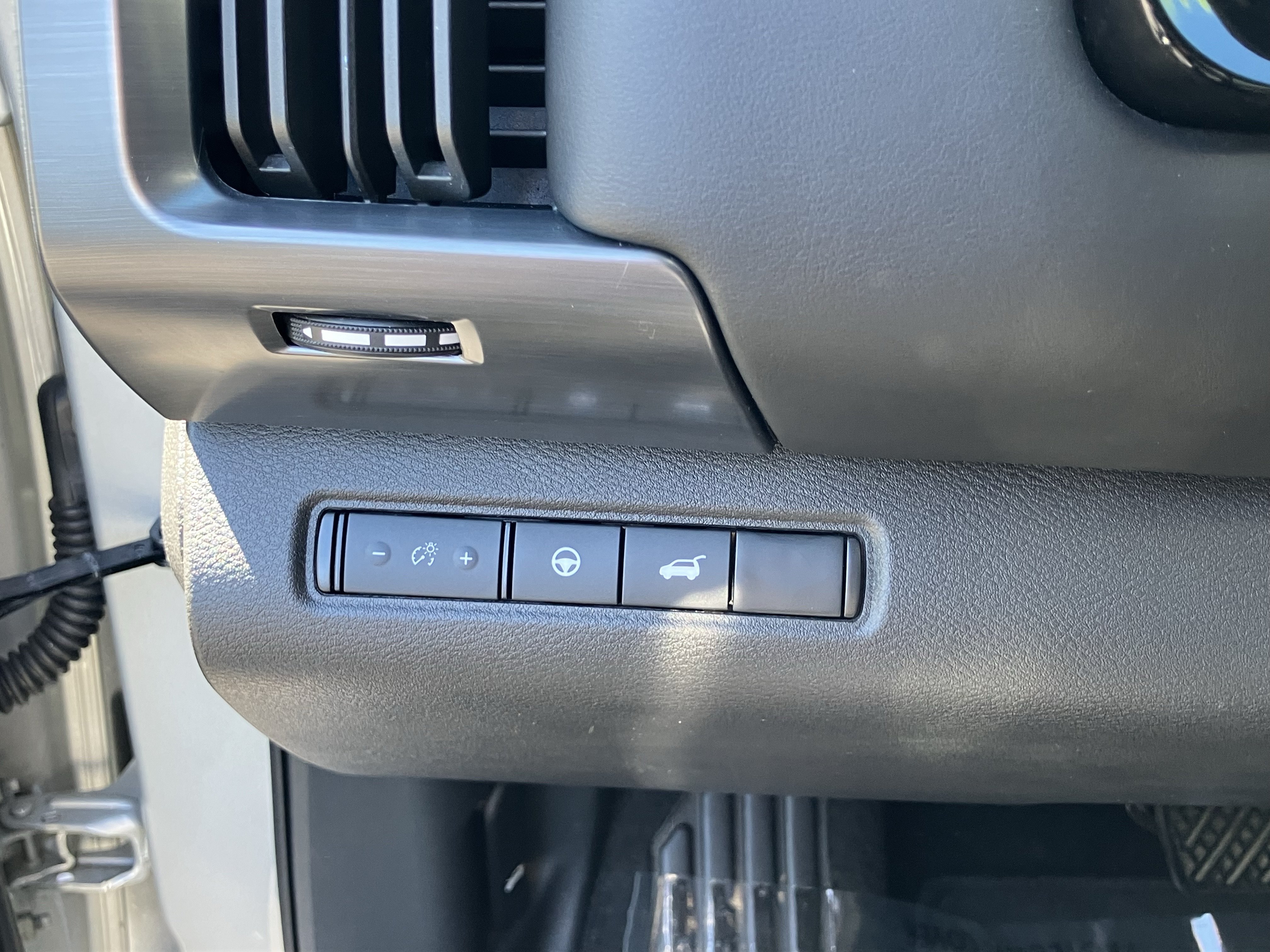 Used 2025 Nissan Pathfinder SL FWD image 19