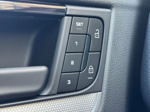 Used 2024 Porsche Cayenne AWD/4WD image 18