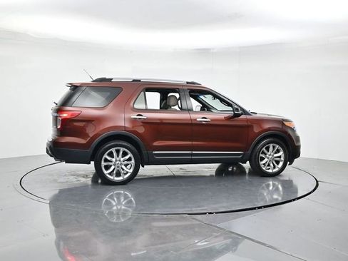 Used 2015 Ford Explorer XLT w/ Equipment Group 202B image 2