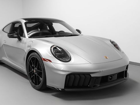 Certified 2025 Porsche 911 Carrera GTS RWD image 9
