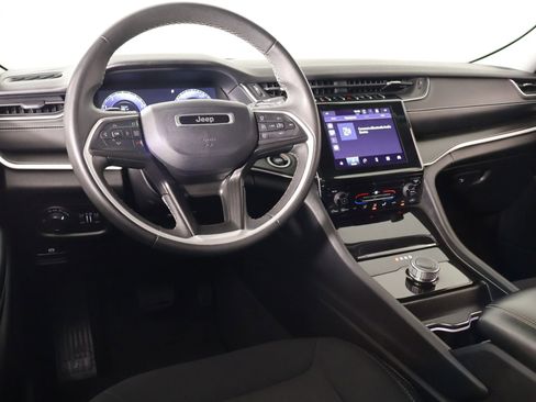 Used 2023 Jeep Grand Cherokee L Laredo image 2