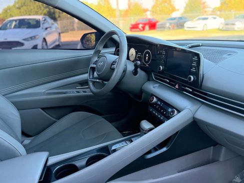 Used 2022 Hyundai Elantra SEL w/ Convenience + Premium Package FWD image 19