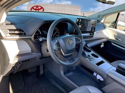 Certified 2024 Toyota Sienna Limited image 13
