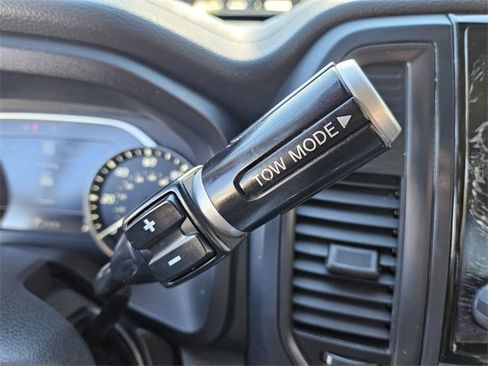 Used 2022 Nissan Titan SV w/ SV Convenience Package image 25